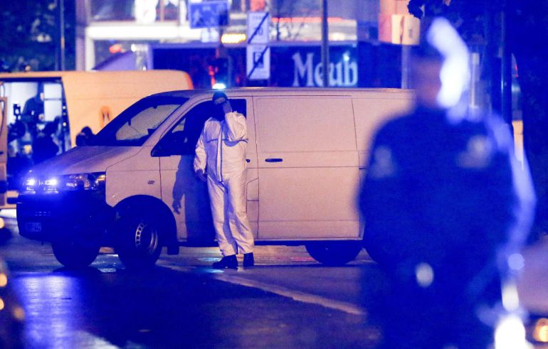 Policías belgas, en las calles del barrio de Molenbeek Policías belgas, en las calles del barrio de Molenbeek