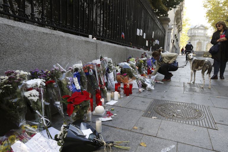 Flores y velas en la embajada de Francia en Madrid, en recuerdo de las víctimas de los atentados de París en los que al menos 129 personas han fallecido, entre ellos cuatro español. Flores y velas en la embajada de Francia en Madrid, en recuerdo de las víctimas de los atentados de París en los que al menos 129 personas han fallecido, entre ellos cuatro español.