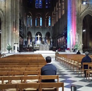 El interior de Notre Dame en la mañana de este domingo. El interior de Notre Dame en la mañana de este domingo.