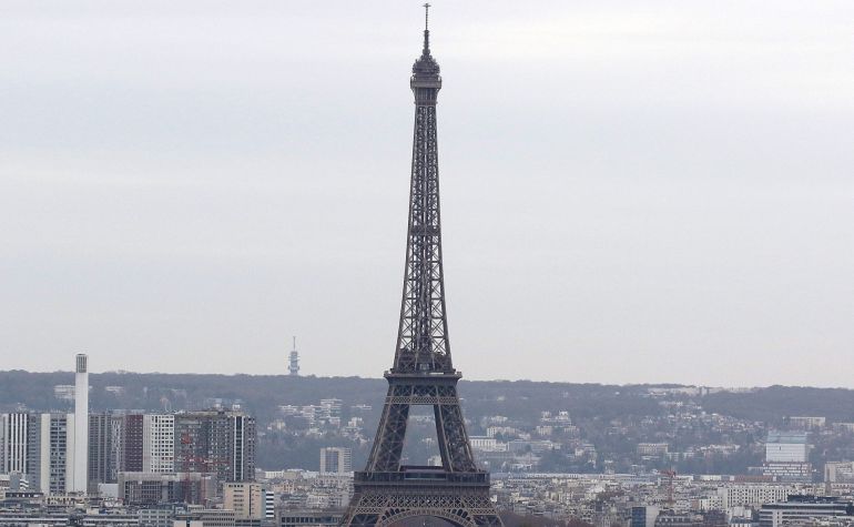 La Torre Eiffel reina en un cielo gris, el de este fin de semana en París. La Torre Eiffel reina en un cielo gris, el de este fin de semana en París.