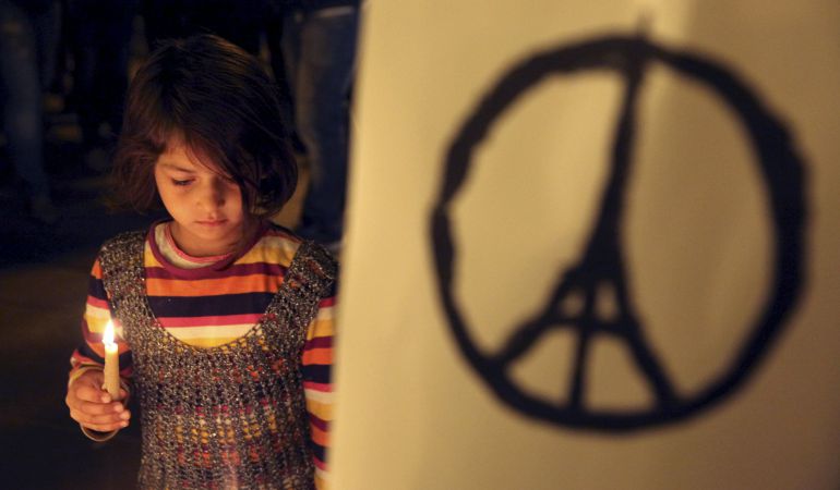 Una niña sujeta una vela en memoria de las víctimas de los atentados de París en Limassol, Chipre Una niña sujeta una vela en memoria de las víctimas de los atentados de París en Limassol, Chipre