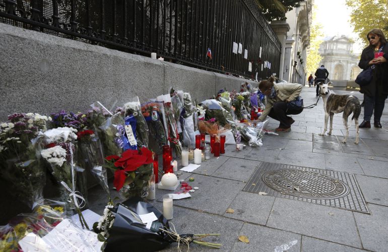 Flores y velas en la embajada de Francia en Madrid en recuerdo de las víctimas de los atentados de París en los que al menos 129 personas han fallecido, entre ellos un español. Flores y velas en la embajada de Francia en Madrid en recuerdo de las víctimas de los atentados de París en los que al menos 129 personas han fallecido, entre ellos un español.