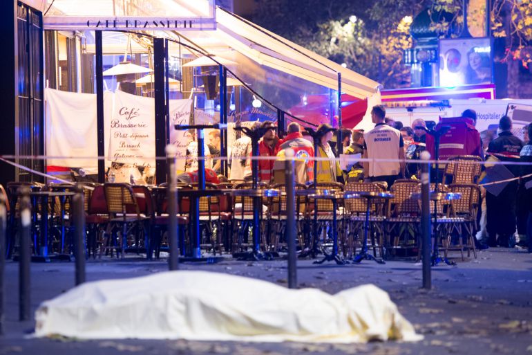 El cuerpo de una persona fallecida, cerca de la sala de conciertos Bataclan El cuerpo de una persona fallecida, cerca de la sala de conciertos Bataclan