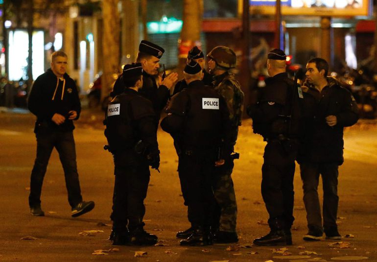 Policía y mililares franceses, en los alrededores de la sala Bataclán, uno de los escenarios de los atentados del 13 de noviembre Policía y mililares franceses, en los alrededores de la sala Bataclán, uno de los escenarios de los atentados del 13 de noviembre