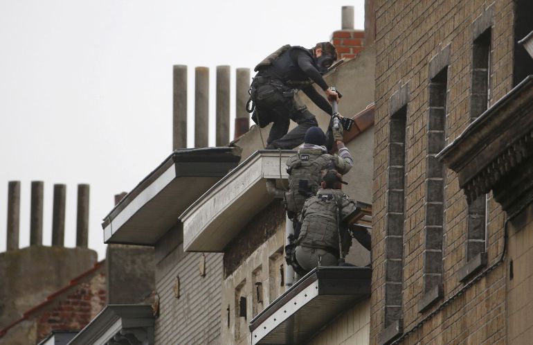 Las fuerzas especiales belgas acceden por el tejado a la casa en Molenbeek, Bruselas Las fuerzas especiales belgas acceden por el tejado a la casa en Molenbeek, Bruselas