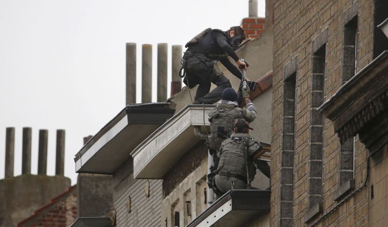 Fuerzas especiales belgas se encaraman a un bloque de viviendas durante una redada antiterrorista en el barrio bruselense de Molenbeek. Fuerzas especiales belgas se encaraman a un bloque de viviendas durante una redada antiterrorista en el barrio bruselense de Molenbeek.