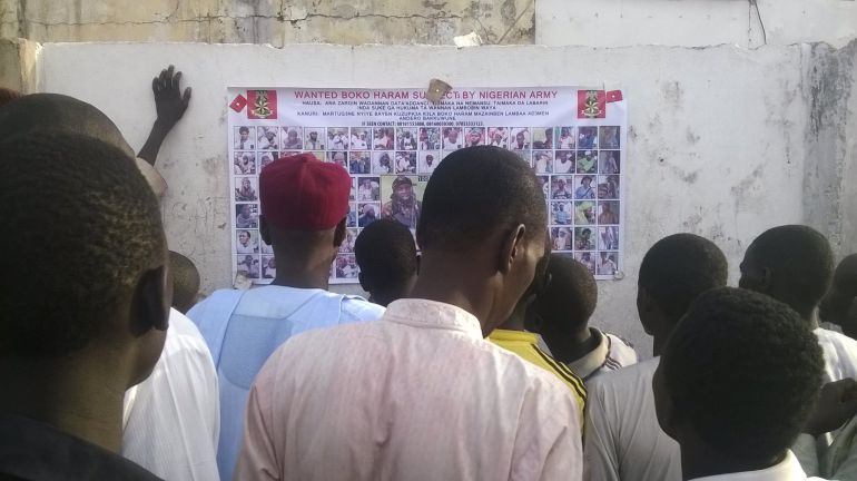 Nigerianos miran las fotos de sospechosos buscados de Boko Haram Nigerianos miran las fotos de sospechosos buscados de Boko Haram