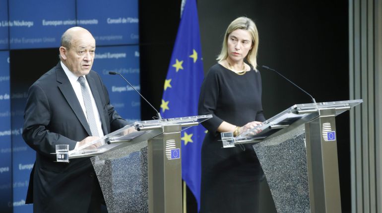El ministro francés de Defensa, Jean Yves le Drian (izda), y la jefa de la diplomacia de la UE, Federica Mogherini (dcha), en la rueda de prensa durante la reunión de ministros de Defensa en Bruselas El ministro francés de Defensa, Jean Yves le Drian (izda), y la jefa de la diplomacia de la UE, Federica Mogherini (dcha), en la rueda de prensa durante la reunión de ministros de Defensa en Bruselas