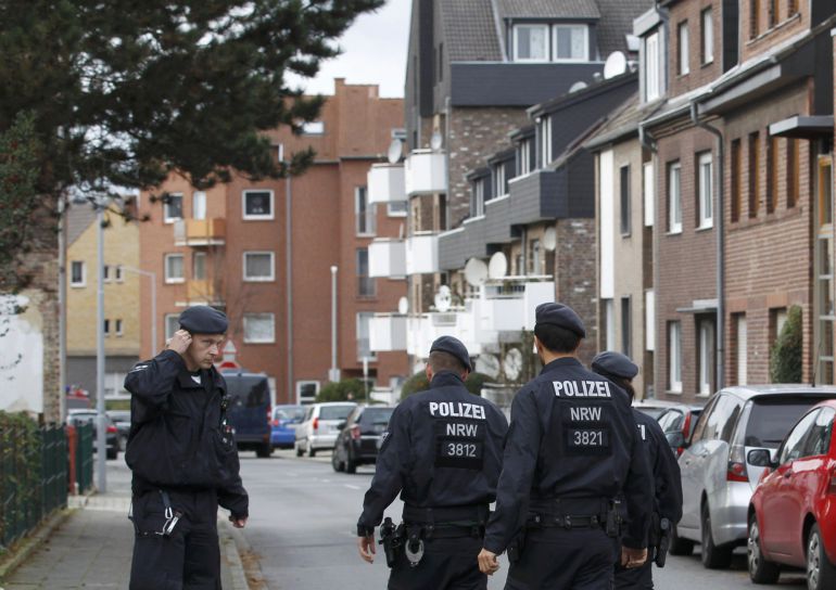 Agentes de policía alemana montan guardia frente la los edificios de la zona residencial donde han sido arrestados los sospechosos por su vinculción a los atentados de París. Agentes de policía alemana montan guardia frente la los edificios de la zona residencial donde han sido arrestados los sospechosos por su vinculción a los atentados de París.