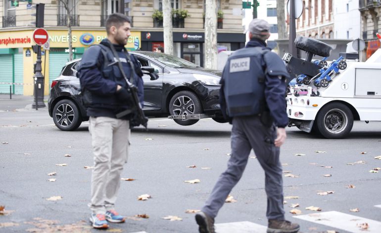 La policía retira un coche sospechoso aparcado en el bulevard Ornanon durante la investigación de los atentados en París (Francia) hoy, 17 de noviembre de 2015. Al menos 129 personas fallecieron en los atentados de París la semana pasada La policía retira un coche sospechoso aparcado en el bulevard Ornanon durante la investigación de los atentados en París (Francia) hoy, 17 de noviembre de 2015. Al menos 129 personas fallecieron en los atentados de París la semana pasada