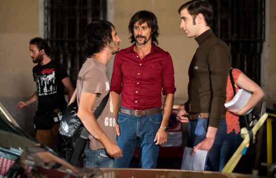 Marc Vigil (izda) da indicaciones a Hugo Silva (centro) durante una grabación de la T2 de 'El Ministerio del Tiempo'