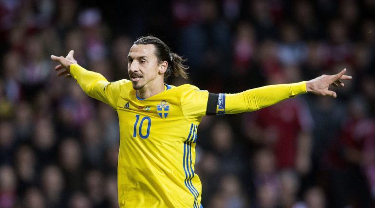 El jugador de Suecia Zlatan Ibrahimovic celebra un gol ante Dinamarca El jugador de Suecia Zlatan Ibrahimovic celebra un gol ante Dinamarca
