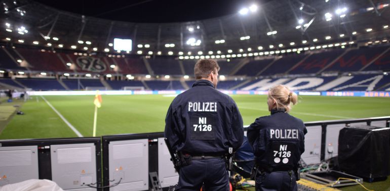 Dos miembros de la Policía custodian el estadio HDI-Arena en Hannover después de la cancelación del partido amistoso entre Alemania y Holanda. Dos miembros de la Policía custodian el estadio HDI-Arena en Hannover después de la cancelación del partido amistoso entre Alemania y Holanda.