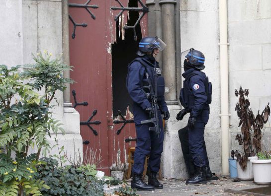 La puerta de la basílica ha quedado así tras la intervención de la Policía La puerta de la basílica ha quedado así tras la intervención de la Policía