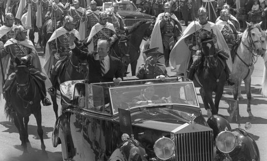 Francisco Franco y el presidente de los Estados Unidos, Gerald Ford, en coche descubierto, por la plaza de España camino del Palacio de la Moncloa, el 31 de mayo de 1975. Francisco Franco y el presidente de los Estados Unidos, Gerald Ford, en coche descubierto, por la plaza de España camino del Palacio de la Moncloa, el 31 de mayo de 1975.