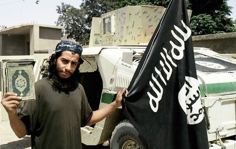 Abdelhamid Abaaoud, también conocido como Abū 'Umar al-Beljīkī (Abu Omar El belga), en una fotografía de la publicación del autodenominado Estado Islámico. Abdelhamid Abaaoud, también conocido como Abū 'Umar al-Beljīkī (Abu Omar El belga), en una fotografía de la publicación del autodenominado Estado Islámico.