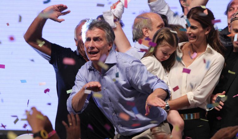 El líder del frente opositor Cambiemos, Mauricio Macri (c), saluda a seguidores junto a su mujer Juliana Awada (d) y a su hija Antonia (c) El líder del frente opositor Cambiemos, Mauricio Macri (c), saluda a seguidores junto a su mujer Juliana Awada (d) y a su hija Antonia (c)