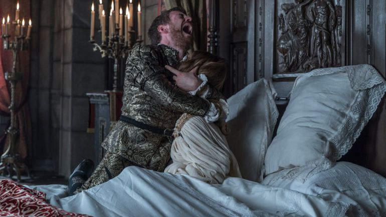 El emperador Carlos V (Álvaro Cervantes) llora la muerta de su esposa, la emperatriz Isabel (Blanca Suárez) El emperador Carlos V (Álvaro Cervantes) llora la muerta de su esposa, la emperatriz Isabel (Blanca Suárez)