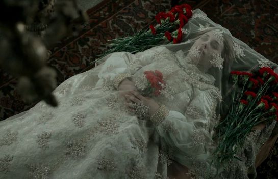 Cuerpo sin vida de Isabel de Portugal en la serie 'Carlos, rey emperador' Cuerpo sin vida de Isabel de Portugal en la serie 'Carlos, rey emperador'