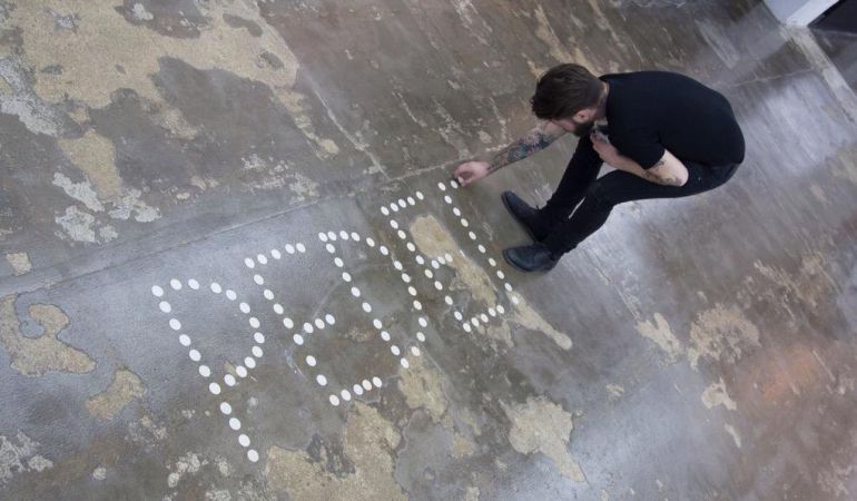 El artista Abel Azcona durante la colocación de la performance. El artista Abel Azcona durante la colocación de la performance.