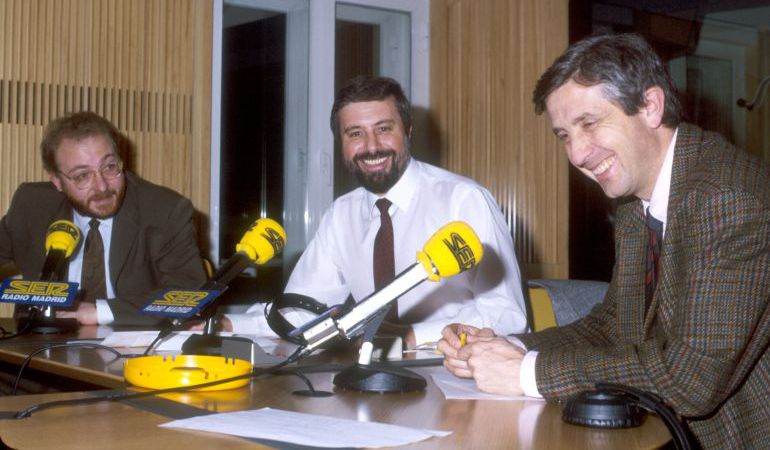 Luis Figuerola-Ferretti (a la derecha) en los estudios de la SER en Madrid junto a Javier Capitán (izquierda) y Julio César Iglesias (en el centro). Luis Figuerola-Ferretti (a la derecha) en los estudios de la SER en Madrid junto a Javier Capitán (izquierda) y Julio César Iglesias (en el centro).