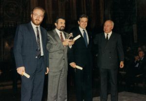 Javier Capitán, Julio César Iglesias, Luis Figuerola-Ferretti y Jesús de Polanco, durante la gala de entrega de los Premios Ondas de 1990. Javier Capitán, Julio César Iglesias, Luis Figuerola-Ferretti y Jesús de Polanco, durante la gala de entrega de los Premios Ondas de 1990.