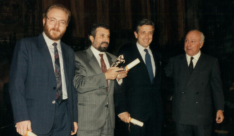 Javier Capitán, Julio César Iglesias, Luis Figuerola-Ferretti y Jesús de Polanco, en la gala de entrega de los Premios Ondas de 1990. Javier Capitán, Julio César Iglesias, Luis Figuerola-Ferretti y Jesús de Polanco, en la gala de entrega de los Premios Ondas de 1990.
