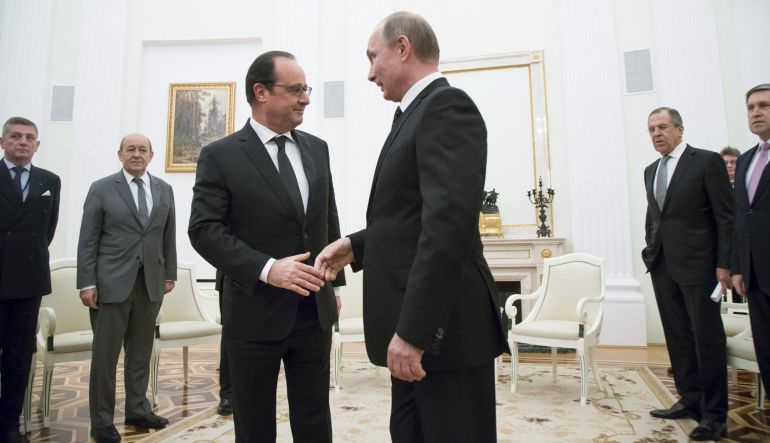 El presidente ruso, Vladimir Putin, saluda a François Hollande en el Kremlin El presidente ruso, Vladimir Putin, saluda a François Hollande en el Kremlin