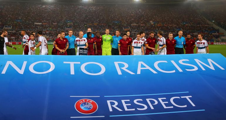 Los jugadores de la Roma y el Bayern, con una pancarta contra el racismo y por el respeto de la UEFA. Los jugadores de la Roma y el Bayern, con una pancarta contra el racismo y por el respeto de la UEFA.