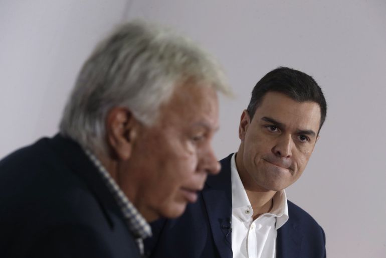 El secretario general del PSOE, Pedro Sánchez (d), ha presentado hoy las propuestas del programa electoral de su partido en materia de política exterior junto al expresidente del Gobierno Felipe González El secretario general del PSOE, Pedro Sánchez (d), ha presentado hoy las propuestas del programa electoral de su partido en materia de política exterior junto al expresidente del Gobierno Felipe González