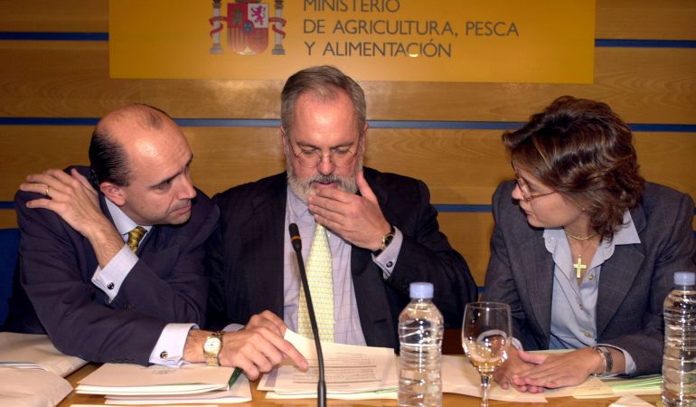 El entonces ministro de Agricultura, Miguel Arias Cañete, acompañado por el subsecretario de este ministerio, Manuel Lamela, y la secretaria general de Agricultura, Isabel García Tejerina, en una imagen tomada en noviembre de 2000. El entonces ministro de Agricultura, Miguel Arias Cañete, acompañado por el subsecretario de este ministerio, Manuel Lamela, y la secretaria general de Agricultura, Isabel García Tejerina, en una imagen tomada en noviembre de 2000.