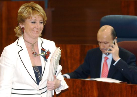 Manuel Lamela habla por teléfono mientras cruza en primer plano Esperanza Aguirre Manuel Lamela habla por teléfono mientras cruza en primer plano Esperanza Aguirre