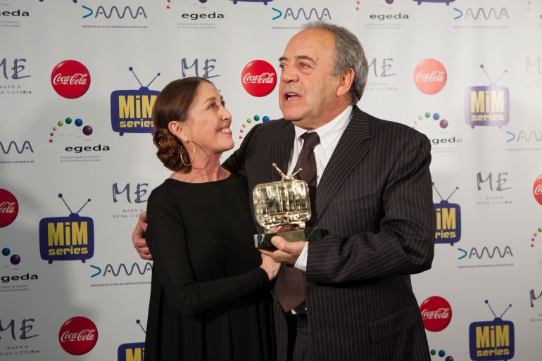 Tito Valverde y Verónica Forqué con el premio especial del MiM Series Tito Valverde y Verónica Forqué con el premio especial del MiM Series