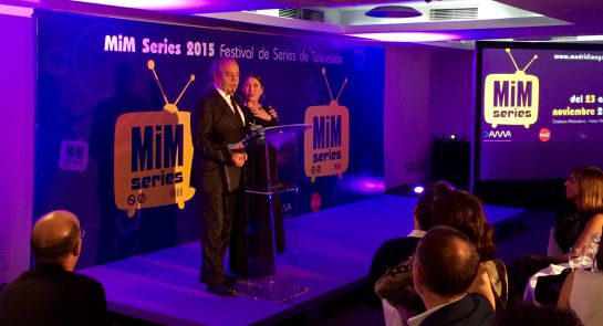 Tito Valverde y Verónica Forqué en el momento de recoger el premio durante la cena de gala Tito Valverde y Verónica Forqué en el momento de recoger el premio durante la cena de gala