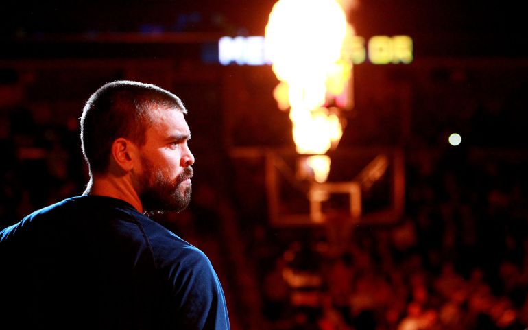 Marc Gasol posa durante la presentación de los jugadores antes de un partido de los Grizzlies Marc Gasol posa durante la presentación de los jugadores antes de un partido de los Grizzlies