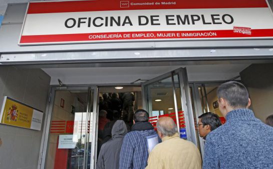 Cola de una oficina de empleo. Cola de una oficina de empleo.
