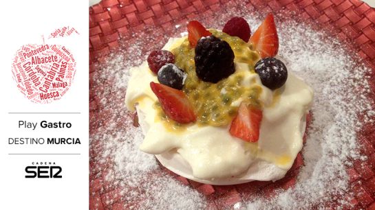 El Pavlova es un postre de merengue con un relleno cremoso y cubierto de mora, arándanos, fresa y semilla de fruta de la pasión (Magoga, Cartagena). El Pavlova es un postre de merengue con un relleno cremoso y cubierto de mora, arándanos, fresa y semilla de fruta de la pasión (Magoga, Cartagena).