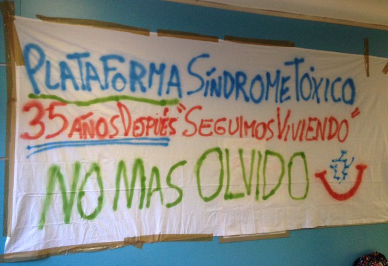 Pancarta de la plataforma Seguimos Viviendo en el Hospital Doce de Octubre Pancarta de la plataforma Seguimos Viviendo en el Hospital Doce de Octubre