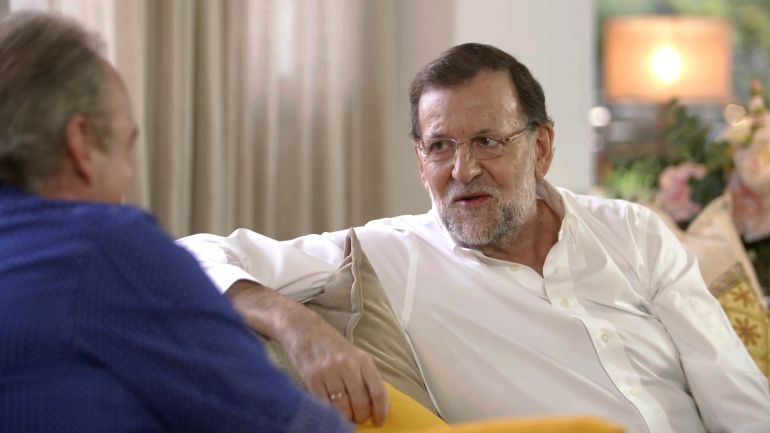 Mariano Rajoy ha charlado con Bertín Osborne en el salón de su casa Mariano Rajoy ha charlado con Bertín Osborne en el salón de su casa