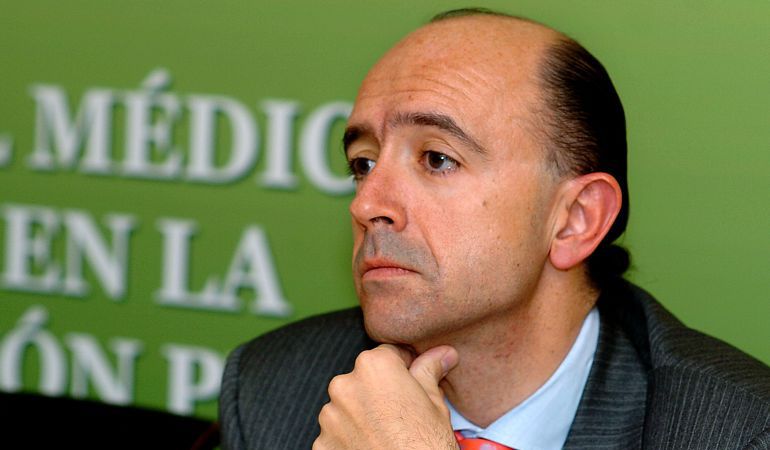 El consejero de Sanidad y Consumo, Manuel Lamela, durante la clausura de las I Jornadas Sociosanitarias de la Atención Primaria en la Comunidad de Madrid en el año 2005. El consejero de Sanidad y Consumo, Manuel Lamela, durante la clausura de las I Jornadas Sociosanitarias de la Atención Primaria en la Comunidad de Madrid en el año 2005.