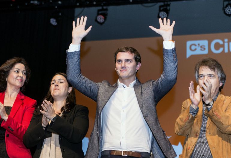 GRA344. PALMA DE MALLORCA, 04122015.- El candidato de Ciudadanos a la Presidencia del Gobierno, Albert Rivera (c) durante su asistencia al acto de inicio de campaña, en el Teatre Trui de Palma de Mallorca. EFECATI CLADERA GRA344. PALMA DE MALLORCA, 04122015.- El candidato de Ciudadanos a la Presidencia del Gobierno, Albert Rivera (c) durante su asistencia al acto de inicio de campaña, en el Teatre Trui de Palma de Mallorca. EFECATI CLADERA