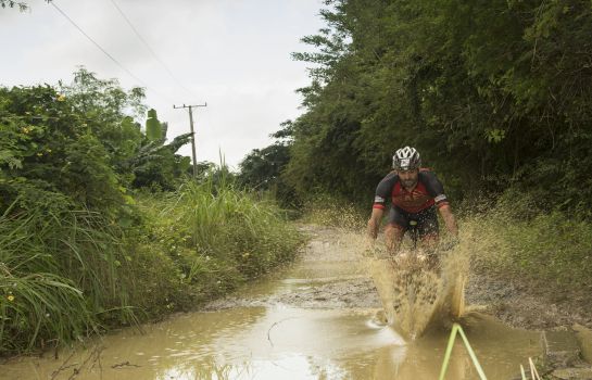 Un participante atraviesa uno de los complicados recorridos de la segunda etapa Un participante atraviesa uno de los complicados recorridos de la segunda etapa