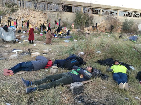 Algunos llegan tan agotados que caen dormidos en los alrededores de la antigua tabacalera,convertida en centro de registro para refugiados y migrantes Algunos llegan tan agotados que caen dormidos en los alrededores de la antigua tabacalera,convertida en centro de registro para refugiados y migrantes