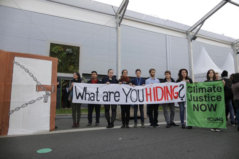 Un grupo de activistas de la ONG "Amigos de la Tierra" pide que se adopten medidas ambiciosas para frenar el cambio climático en la Cumbre del Clima que esta celebrando en París este semana.
Un grupo de activistas de la ONG "Amigos de la Tierra" pide que se adopten medidas ambiciosas para frenar el cambio climático en la Cumbre del Clima que esta celebrando en París este semana.