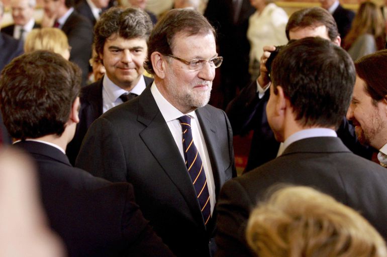 El presidente del Gobierno y candidato del PP a la reelección, Mariano Rajoy, conversa con los líderes y candidatos de Podemos, Pablo Iglesias (d), UPyD, Andrés Herzog. El presidente del Gobierno y candidato del PP a la reelección, Mariano Rajoy, conversa con los líderes y candidatos de Podemos, Pablo Iglesias (d), UPyD, Andrés Herzog.