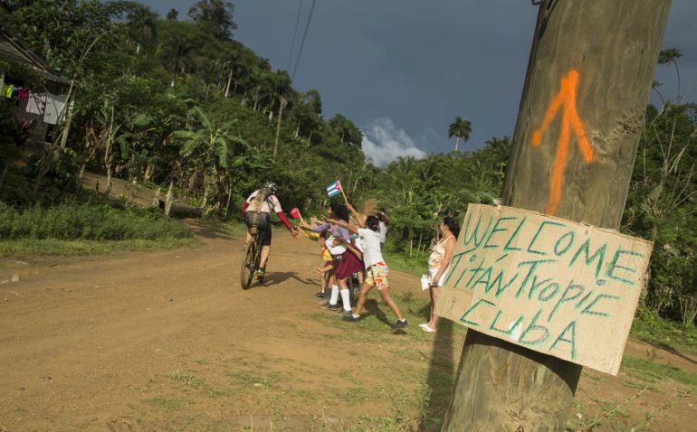 Niños de Cuba animan a los corredores de la carrera Niños de Cuba animan a los corredores de la carrera