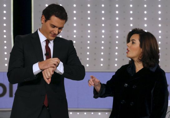 Ciudadanos (Citizens) main leader Albert Rivera looks at his watch next to Spain's Deputy Prime Minister Soraya Saenz de Santamaria before a live debate hosted by Spanish media group Atresmedia in San Sebastian de los Reyes, near Madrid, Spain, December 7, 2015. REUTERS/Sergio Perez Ciudadanos (Citizens) main leader Albert Rivera looks at his watch next to Spain's Deputy Prime Minister Soraya Saenz de Santamaria before a live debate hosted by Spanish media group Atresmedia in San Sebastian de los Reyes, near Madrid, Spain, December 7, 2015. REUTERS/Sergio Perez