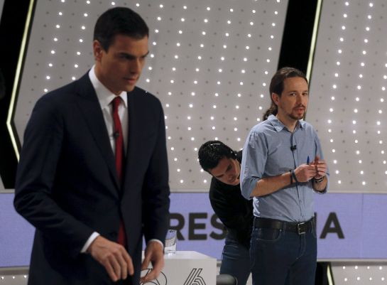 Podemos (We Can) party leader Pablo Iglesias (R) has his microphone adjusted by a technician as Socialist party (PSOE) leader Pedro Sanchez stands before a live debate hosted by Spanish media group Atresmedia in San Sebastian de los Reyes, near Madrid, Spain, December 7, 2015. REUTERS/Sergio Perez Podemos (We Can) party leader Pablo Iglesias (R) has his microphone adjusted by a technician as Socialist party (PSOE) leader Pedro Sanchez stands before a live debate hosted by Spanish media group Atresmedia in San Sebastian de los Reyes, near Madrid, Spain, December 7, 2015. REUTERS/Sergio Perez
