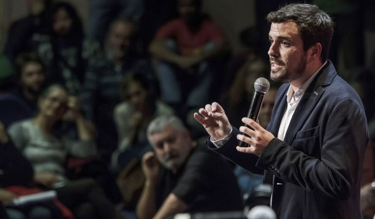 El candidato de IU-Unidad Popular a la Presidencia del Gobierno, Alberto Garzón, durante su intervención un acto de campaña para las elecciones del 20-D, en el barrio burgalés del Gamonal. El candidato de IU-Unidad Popular a la Presidencia del Gobierno, Alberto Garzón, durante su intervención un acto de campaña para las elecciones del 20-D, en el barrio burgalés del Gamonal.