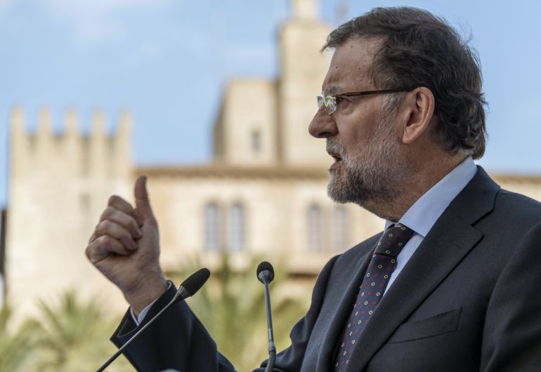 El candidato a la reelección como presidente del Gobierno, Mariano Rajoy, durante su intervención hoy en el mitin del PP en el Parc de la Mar en Palma de Mallorca El candidato a la reelección como presidente del Gobierno, Mariano Rajoy, durante su intervención hoy en el mitin del PP en el Parc de la Mar en Palma de Mallorca